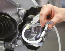 Changing the brake fluid and bleeding the brakes